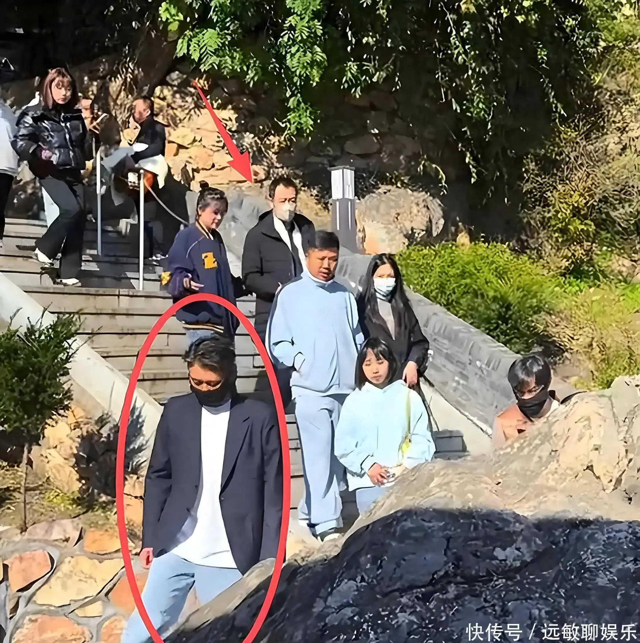 辛柏青带17岁女儿寺庙祈福!女儿长的很像妈妈,李乃文也陪在身边