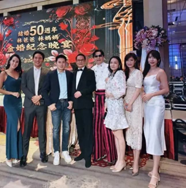 林心如为父母办金婚,74岁妈妈超年轻贵气,霍建华穿T恤太随意