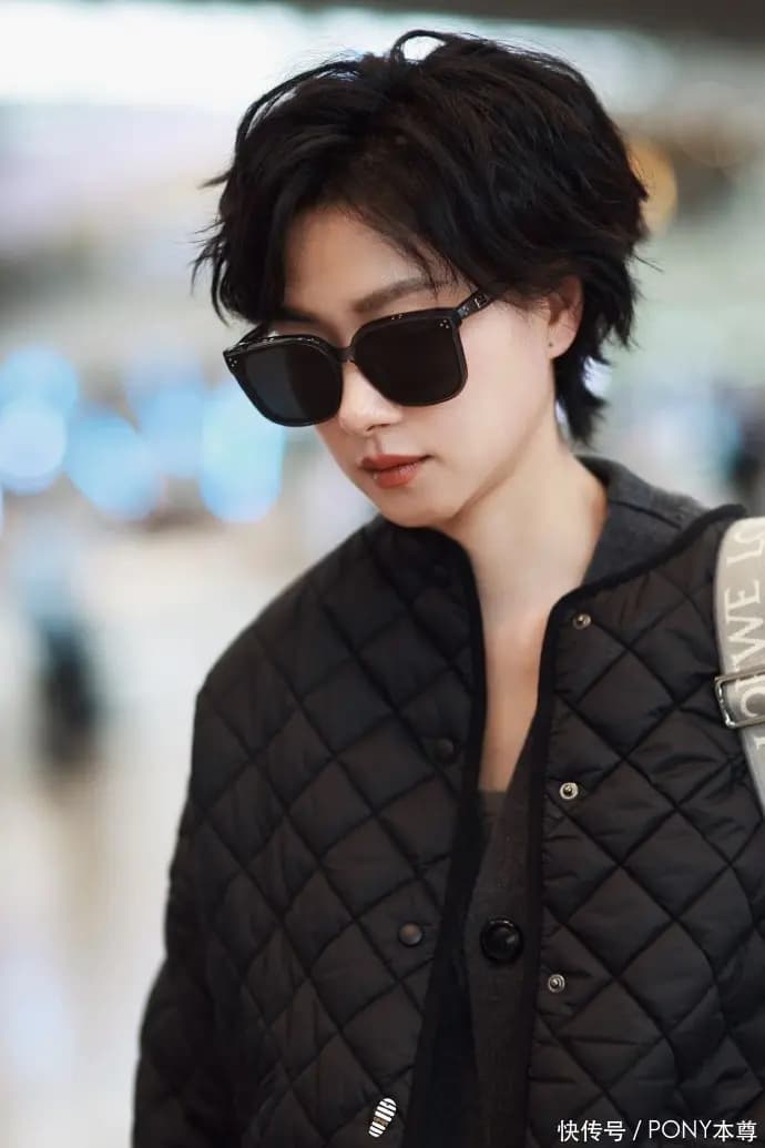 万茜短发侧颜展示,清冷气质与少年感完美融合