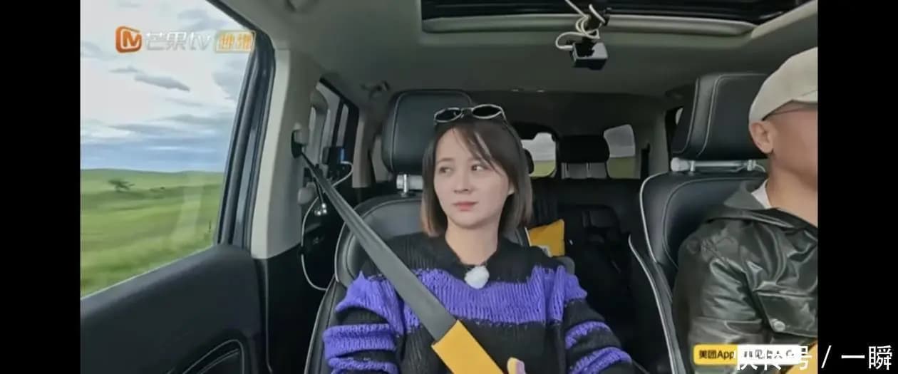 邓莎节目中穿着破洞毛衣细节图