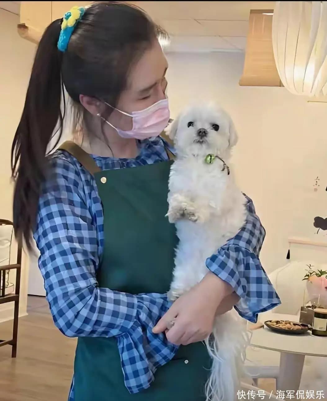 58岁王祖贤在温哥华艾灸养生馆工作的近照