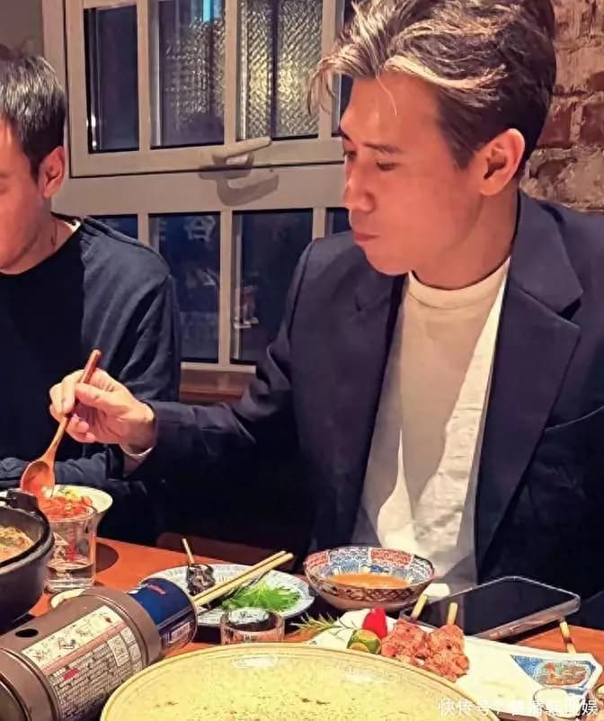 爱妻离世,辛柏青借酒浇愁,好友李乃文送安慰