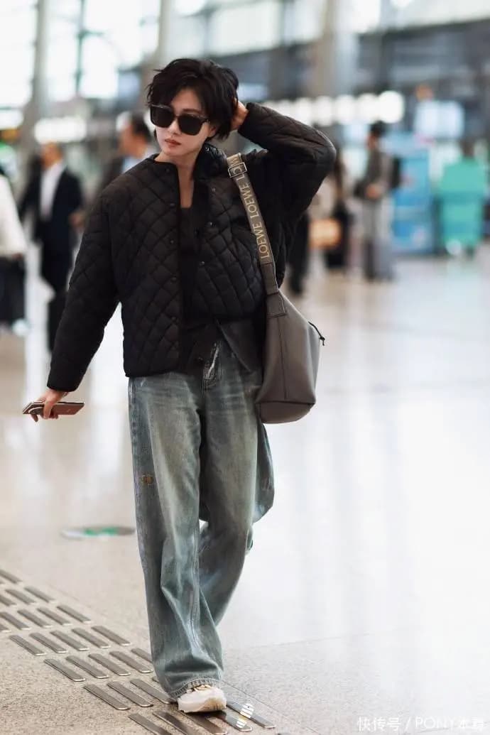 万茜“短发”怎么帅成这样!穿菱格棉夹克,搭复古牛仔裤有少年感