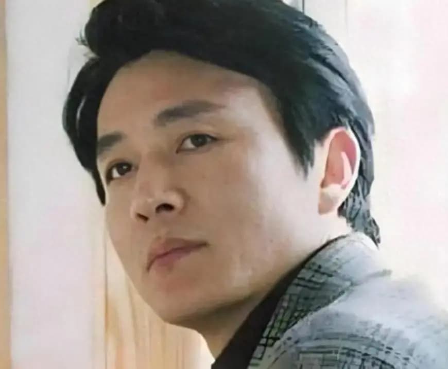 原来他早已去世,15岁演戏44岁走红,47岁患癌离世,哥哥是尔康爹