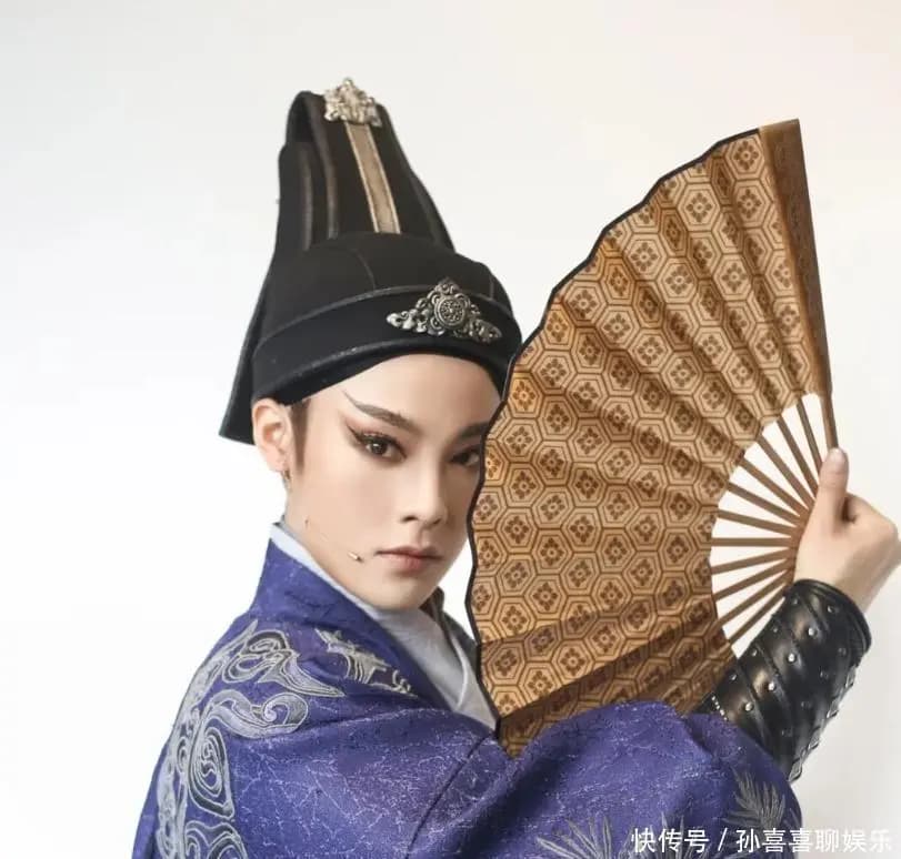 陈丽君贾廷造型与赵志刚贾宝玉眉眼妆容细节对比