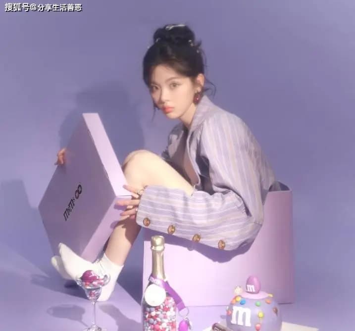 杨超越重新挑战童话美,白色背心搭配灰色条纹西服秒变萝莉!