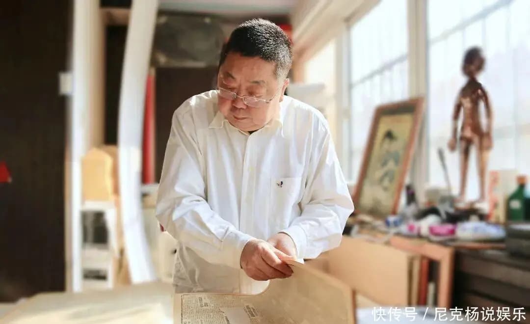 青年何志铭在西影厂努力学习电影知识