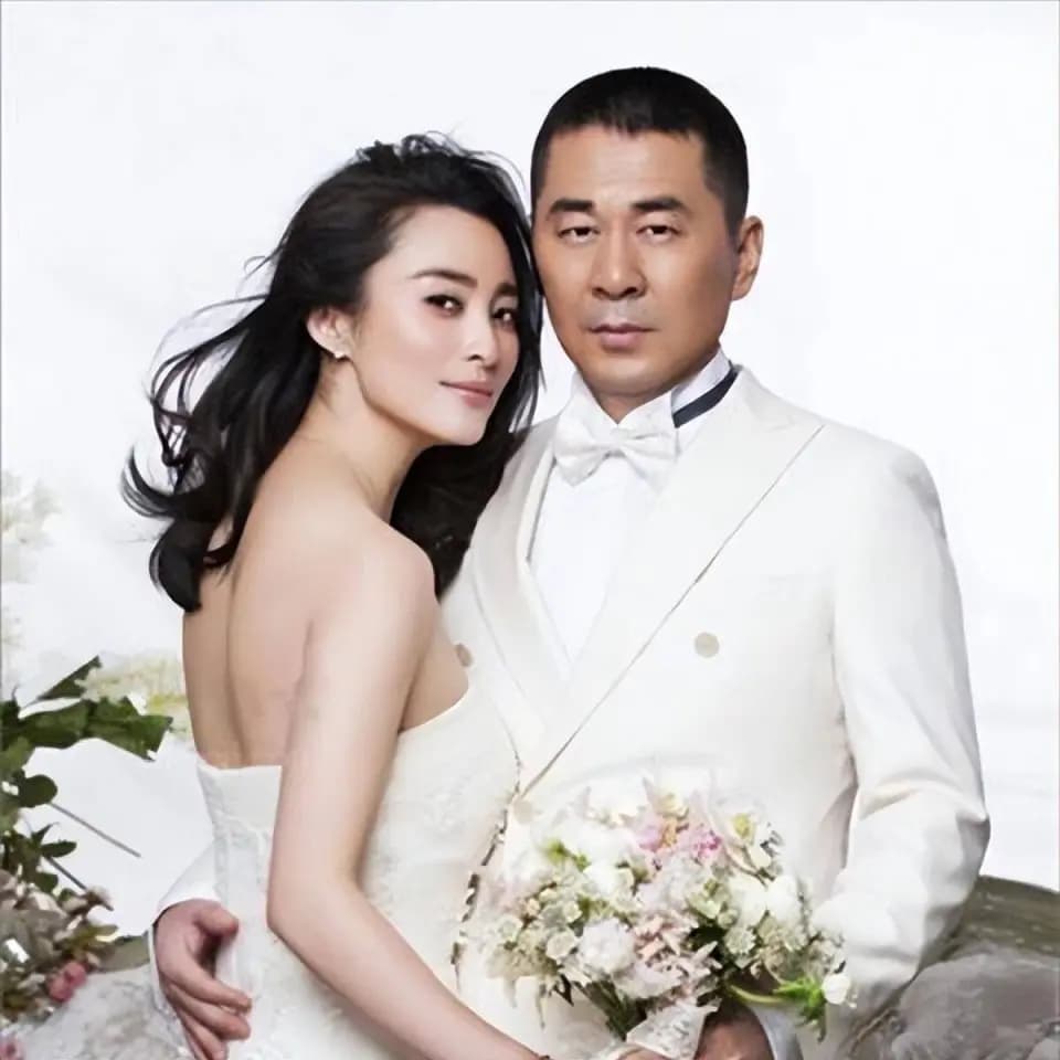 陈建斌与蒋勤勤的结婚照,两人笑容灿烂