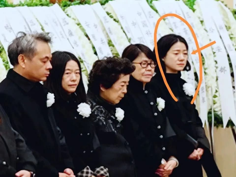 杨振宁逝世后,48岁翁帆首现身,这一刻的她像是瞬间老了二十岁