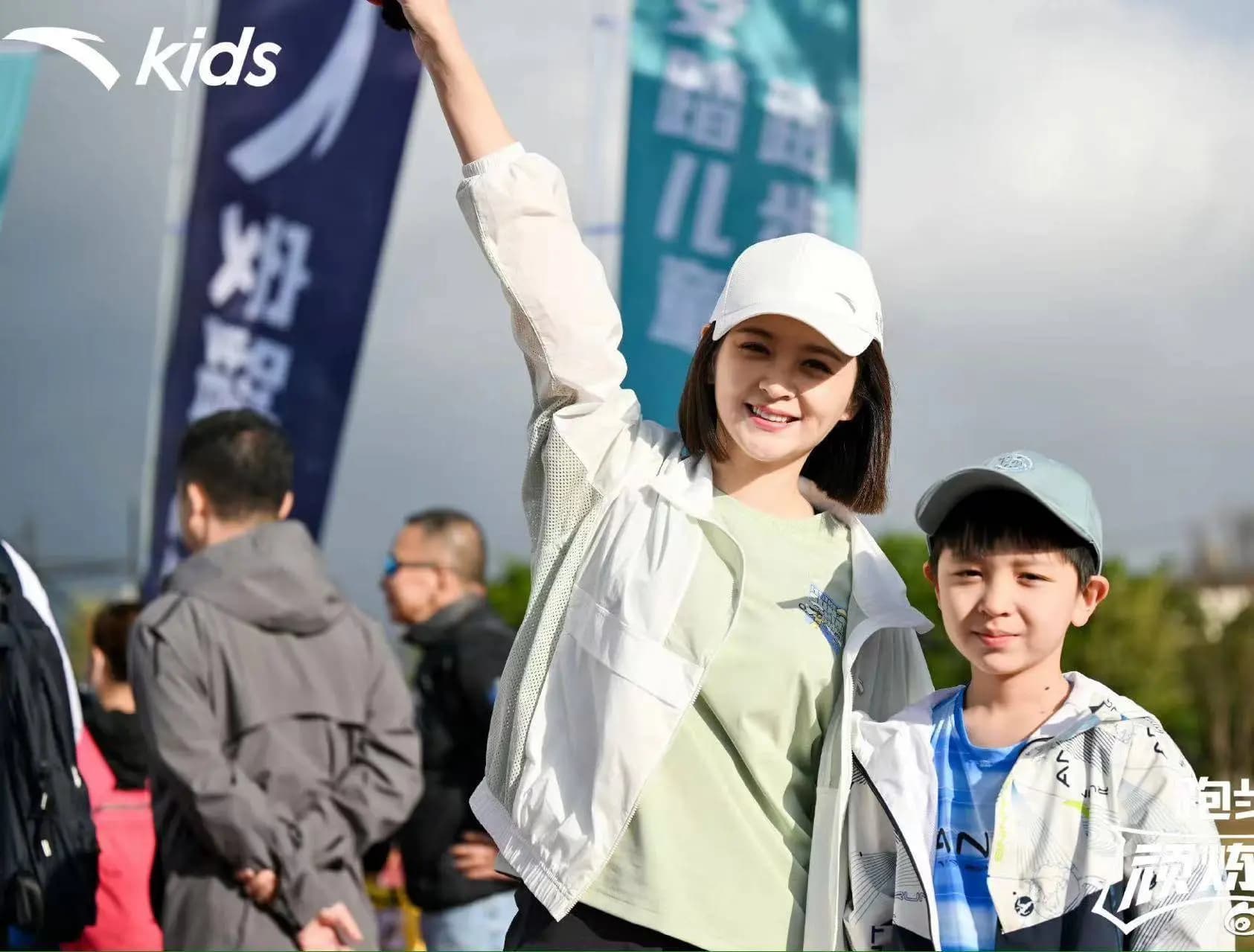 58岁的路行与其他年轻嘉宾缺乏共同话题,显得格格不入