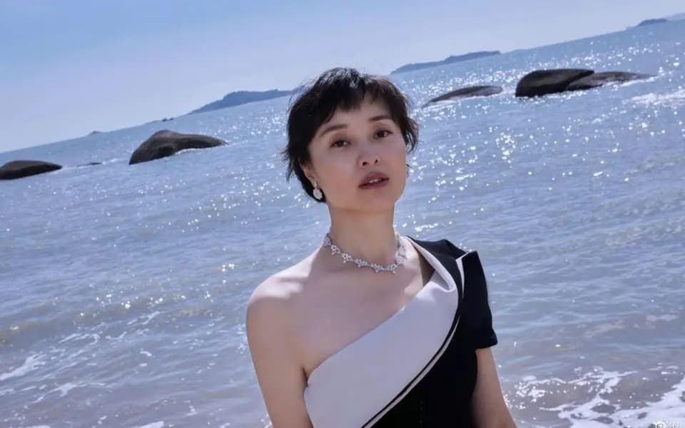 吴越饰演的角色凌玲,神情复杂