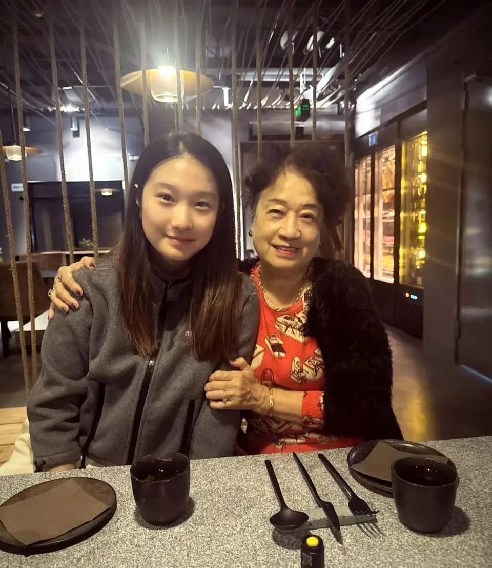 马伊琍17岁大女儿晒与姥姥合照,颜值引热议!三代人共用一张脸