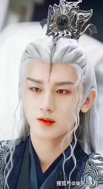 成毅在《天地剑心》中的银发王权富贵造型