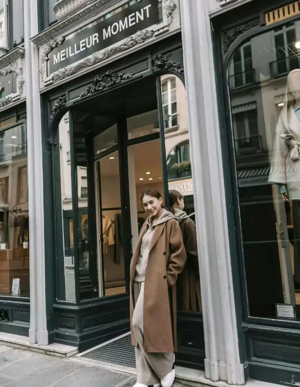 窦骁代言品牌广告图,与何超莲打卡照呼应