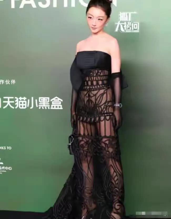 周冬雨大胆着装引发热议