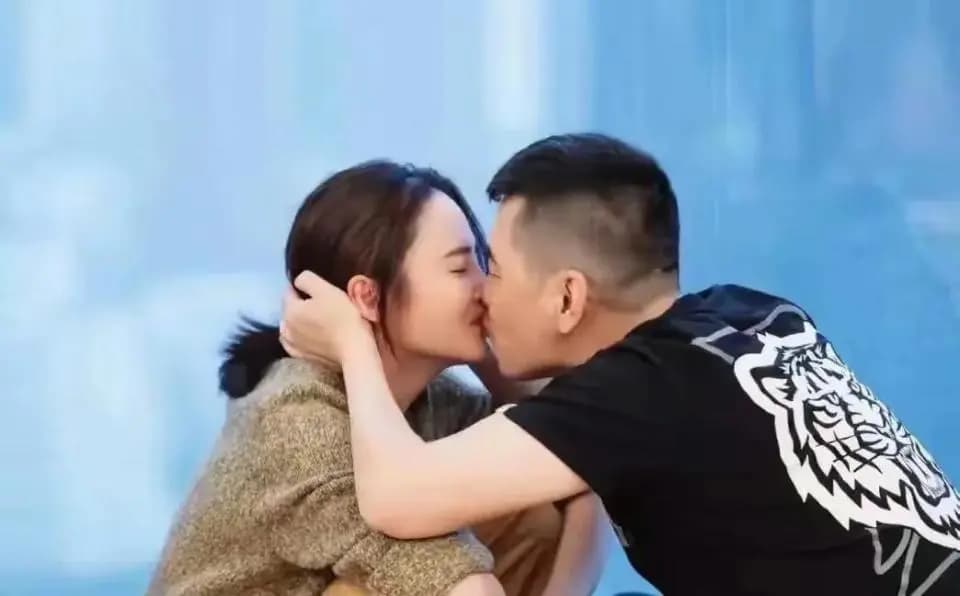 陈建斌在公开场合发言,表情严肃