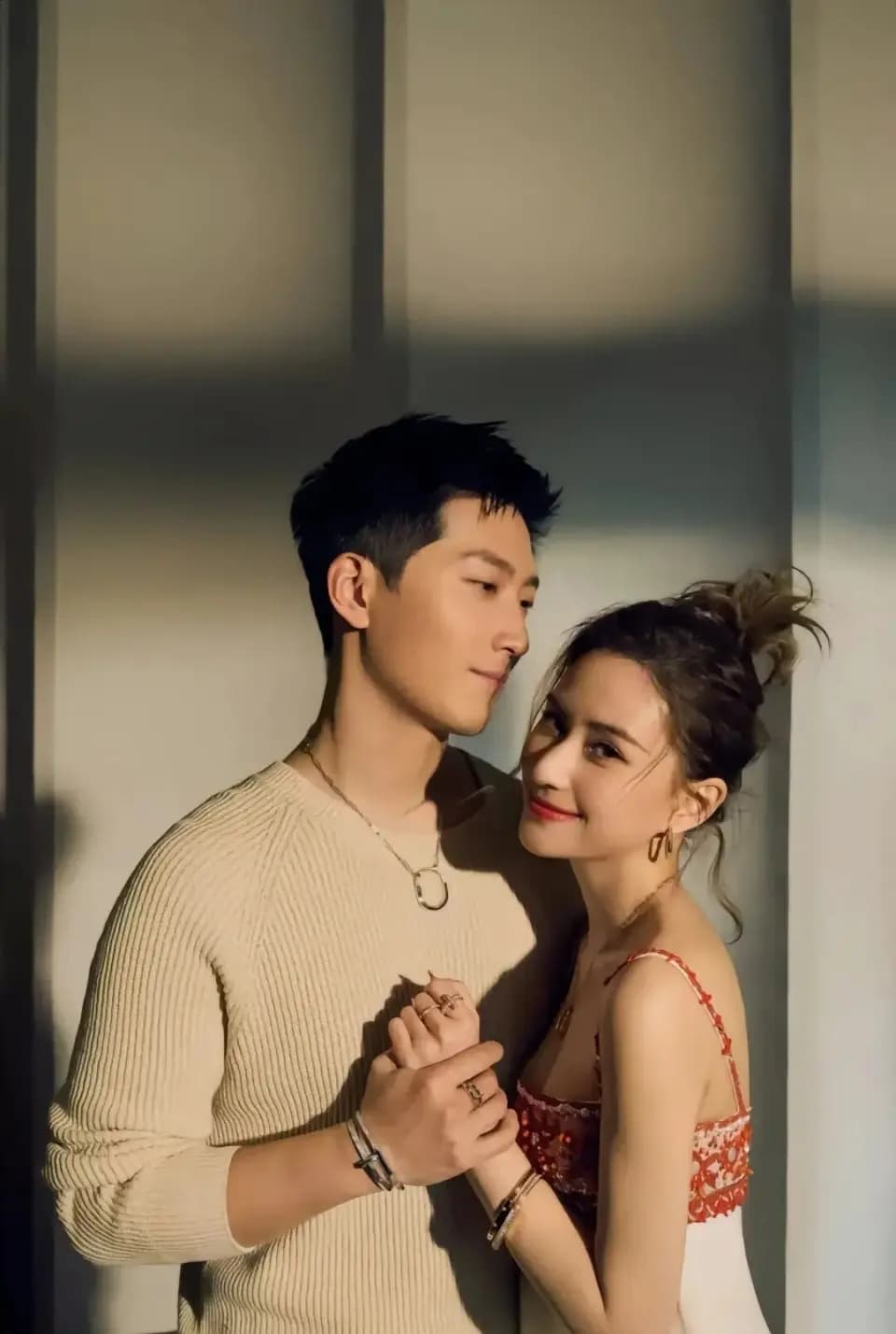 向太向华强夫妇出席活动,回应债务传闻