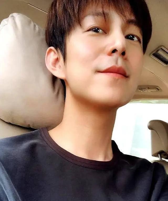 中年人通过跑步、画画、做饭等生活方式调整心态,缓解年龄焦虑与压力