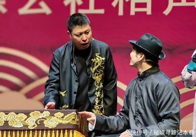 节假日相声演员忙碌的演出状态与剧场氛围