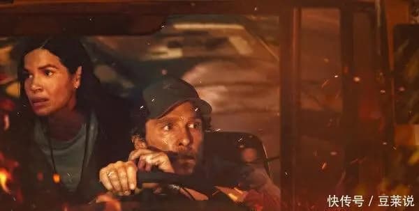 马修麦康纳在《火烧天堂镇》中饰演的校车司机角色剧照