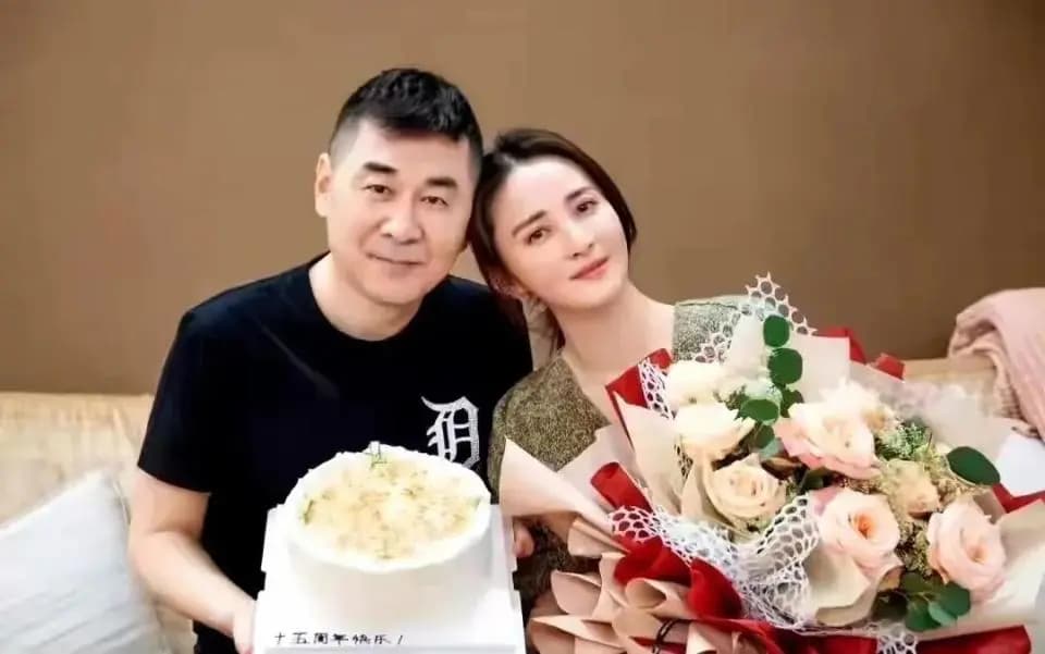 蒋勤勤出席公开活动,面对镜头微笑