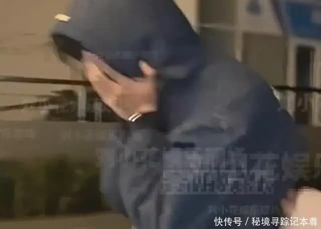 荣梓杉凌晨在派出所捂脸躲避狗仔追问