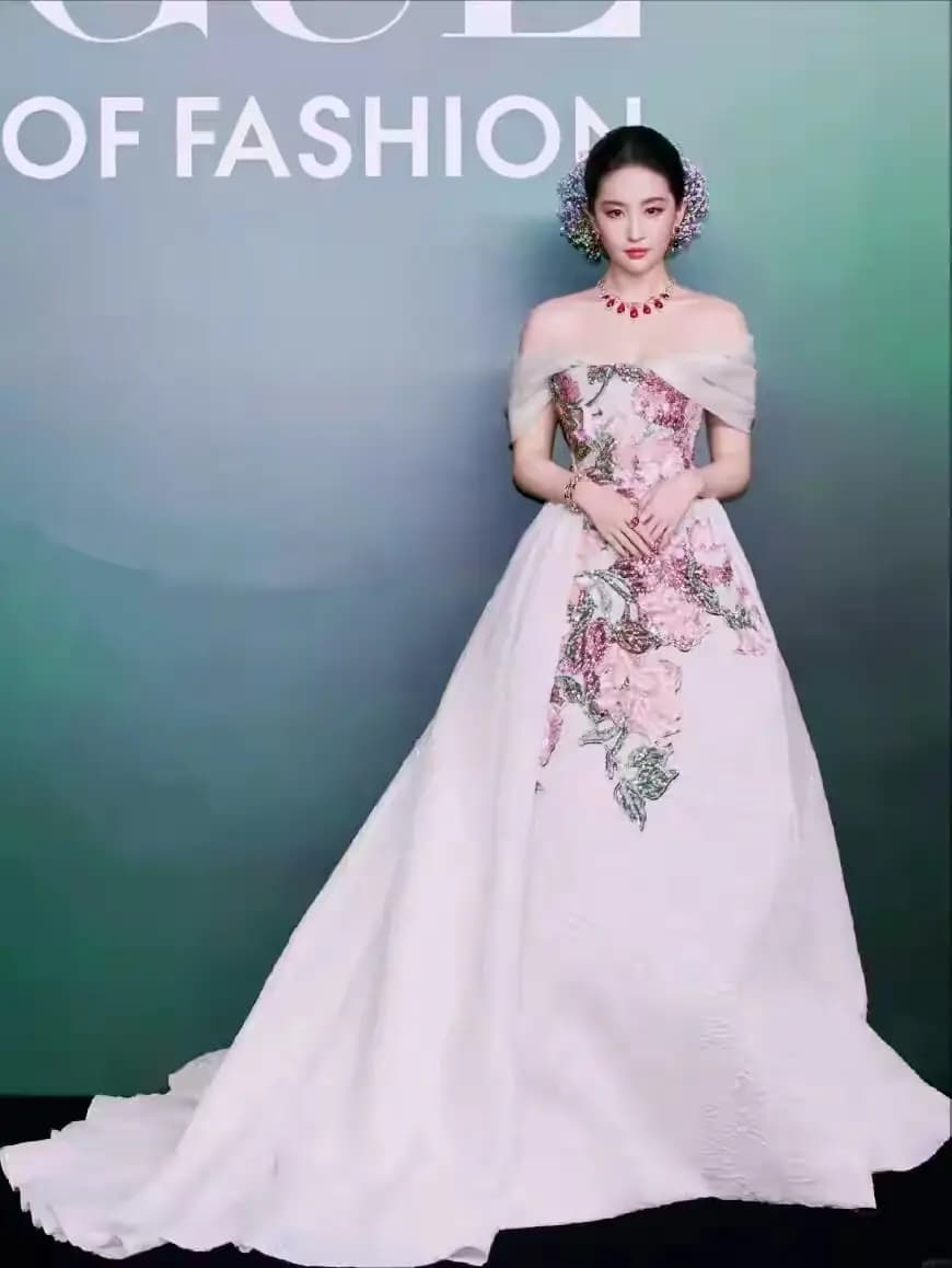 刘亦菲优雅得体气质出众