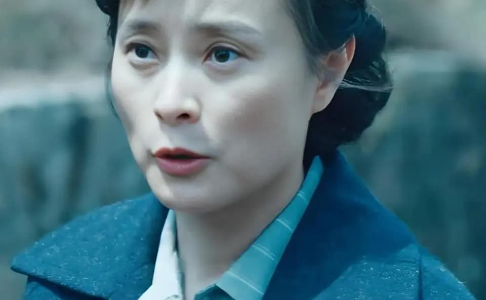 吴越身着礼服出席红毯活动,光彩照人