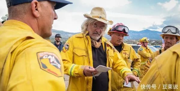 马修麦康纳与艾美莉卡弗瑞娜在《火烧天堂镇》中联手救援学生