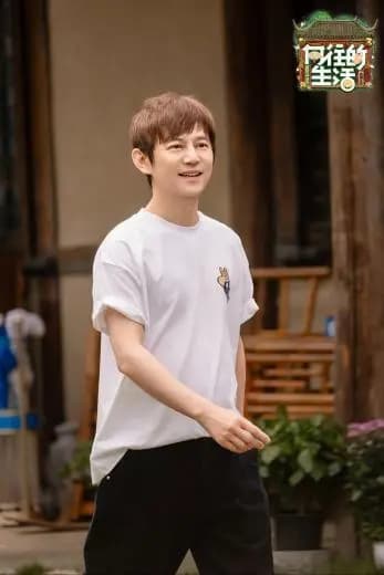 谭松韵与张子枫在乌镇街头游玩合影