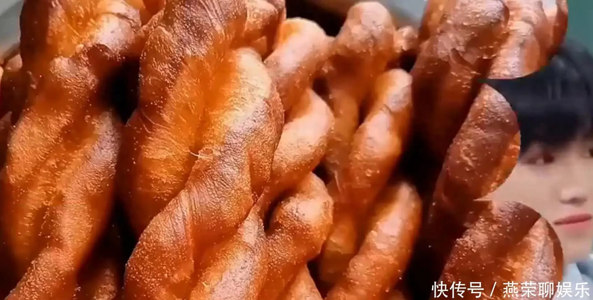 宋亚轩毕业大戏路透饰演儿子角色剧照