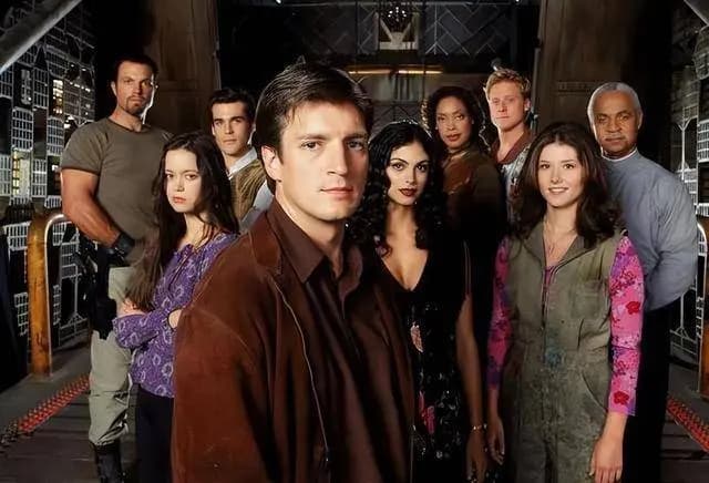 太空西部科幻剧《萤火虫》剧照,宁静号飞船船员合影