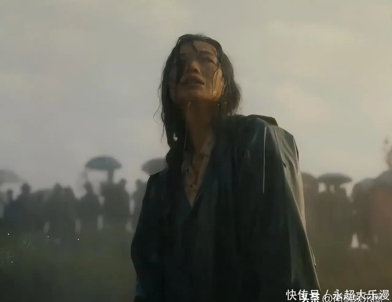 电影院观众观看文艺片场景示意图