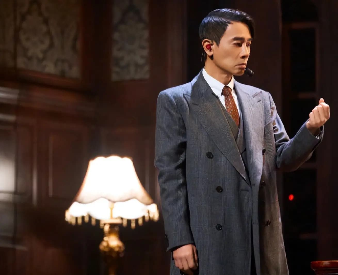 周柏豪作为队长正在与队员沟通,神情略显局促