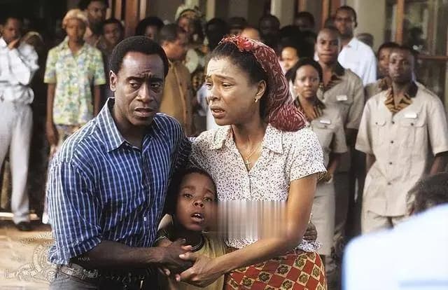 电影《卢旺达饭店》真实事件改编剧照,保罗守护难民的感人瞬间