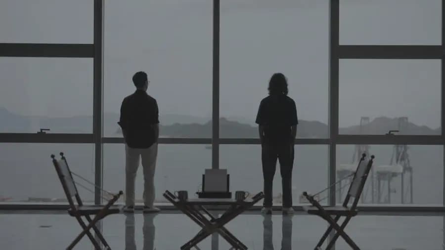 刘思远与王艺妍妤在律所工作的纪实场景,展现职场师徒情谊