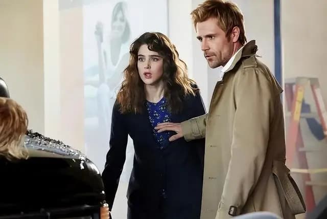 漫改美剧《康斯坦丁》剧照,主角渣康吸烟的经典形象