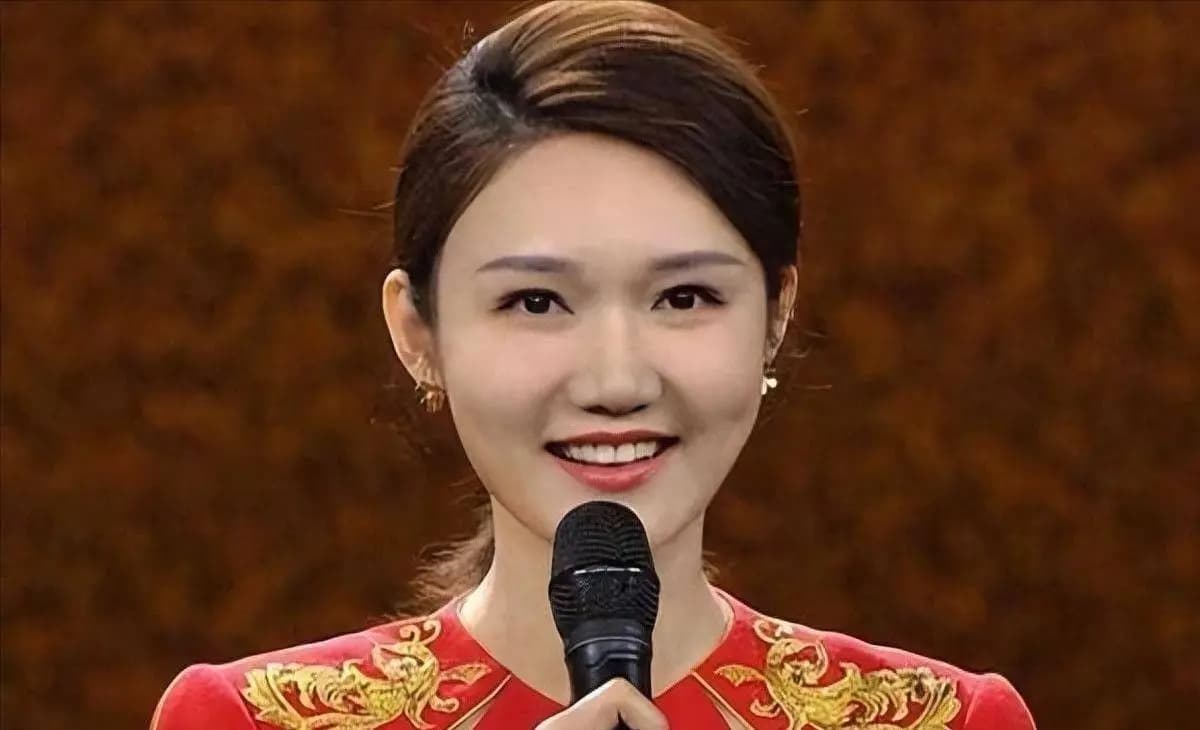 接班董卿、连续主持春晚,多次口误还能稳坐央视,她到底凭什么?