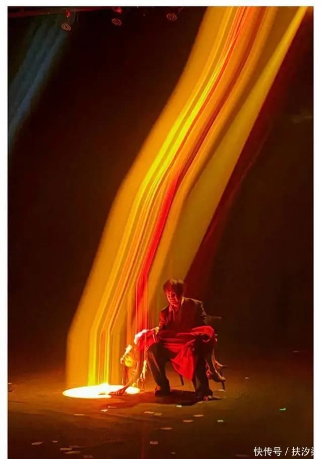 扑面而来的青春力量|鼓楼西《冷库》惊四座!