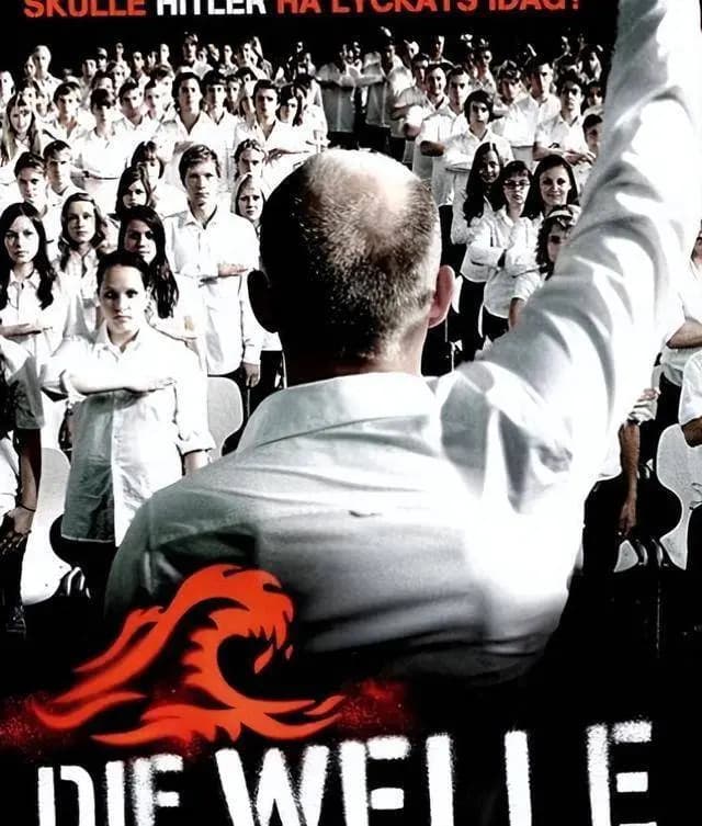 电影《浪潮》剧照,展示集体主义狂热与个人觉醒的冲突