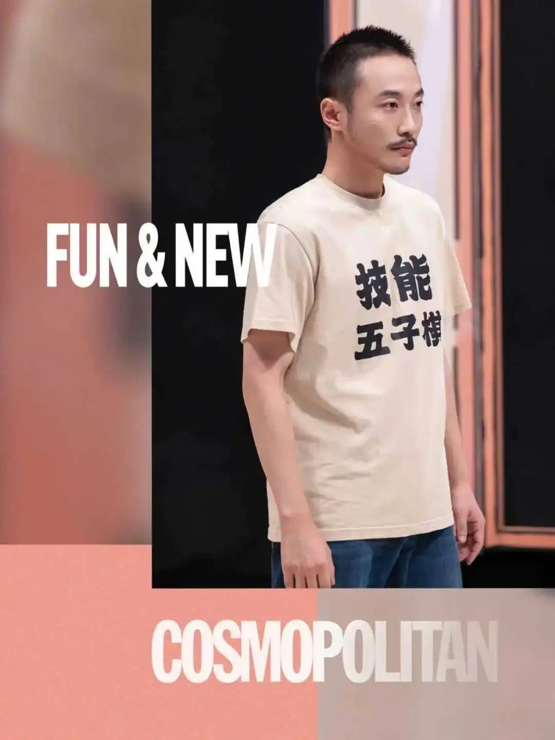 喜剧演员在节目中进行生动的角色扮演