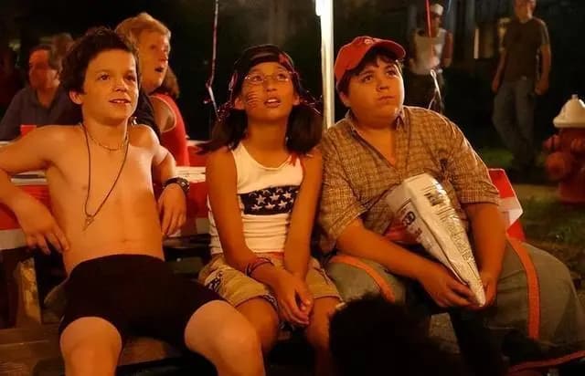 电影《12岁的少年》雷雨夜结局画面,展现少年成长的残酷