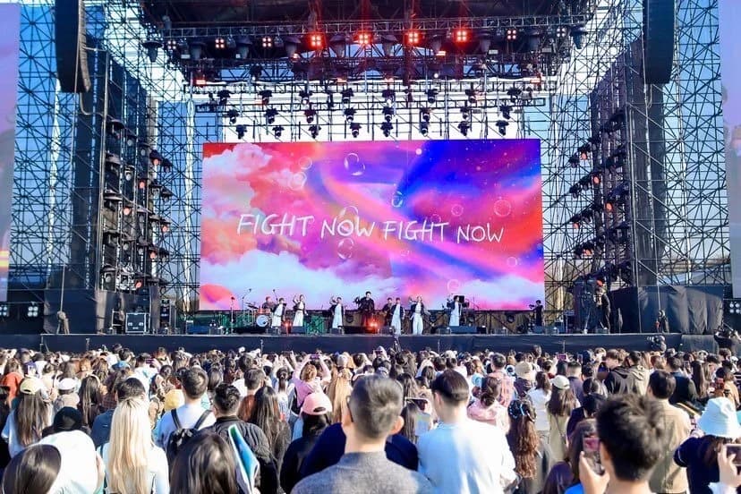 上海前滩音乐节演出现场众多乐迷汇聚黄浦江畔