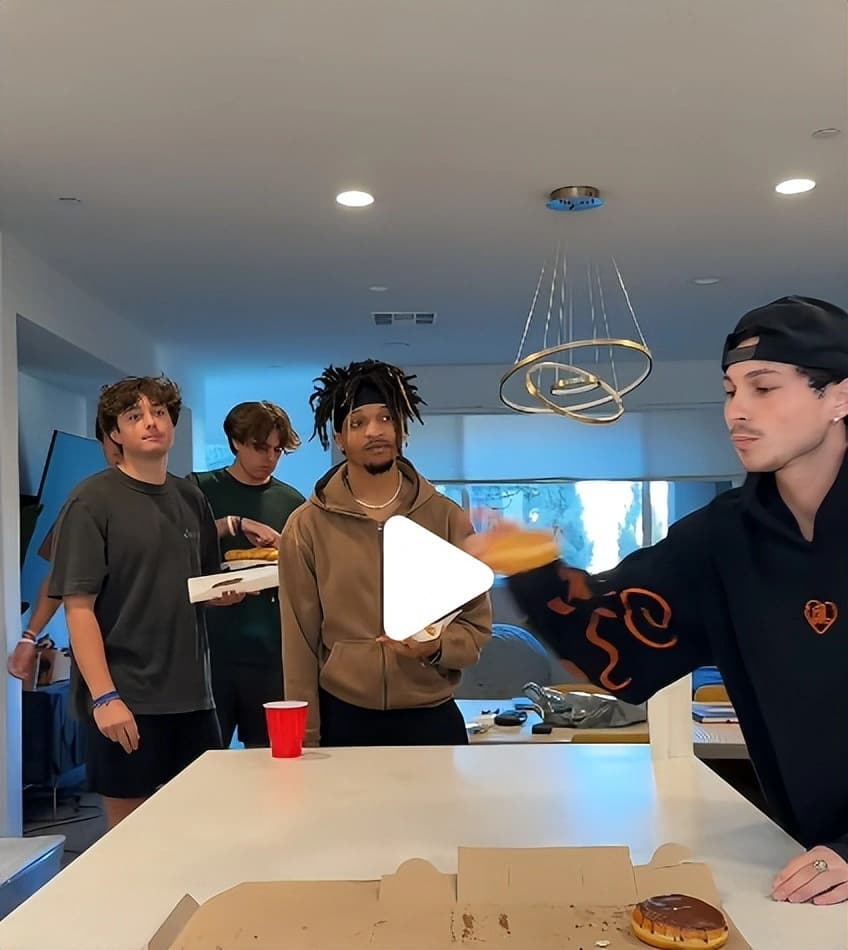 杰纳尔拍搞笑段子的视频截图2