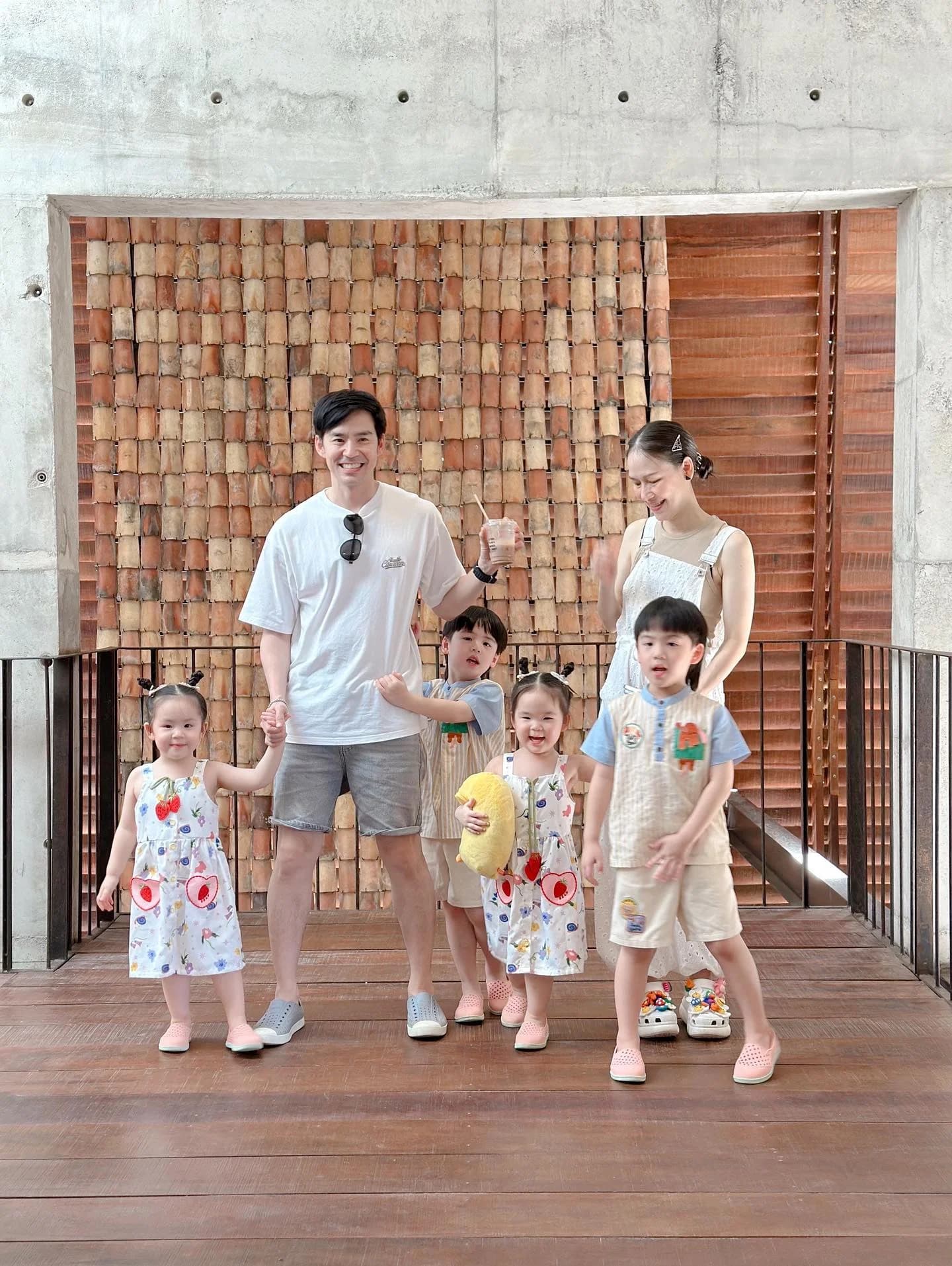 Beam Kawee的双胞胎儿子Nong Thee和Nong Phee可爱互动