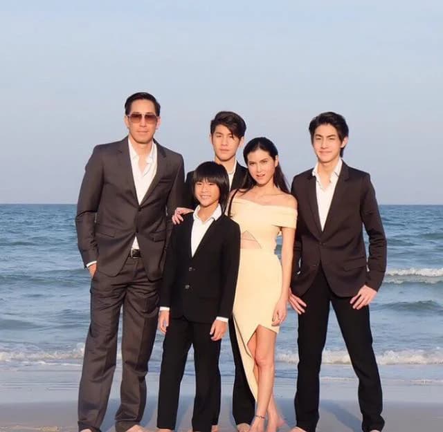 J Jetrin的儿子们展示音乐和运动才华的瞬间