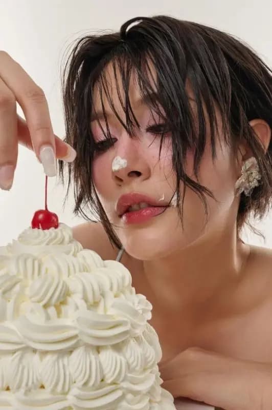 Gina Yeena庆祝26岁生日时发布的火辣风格照片