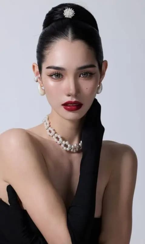 Mint Ranchrawee身着精美泰服与Ken Phupoom拍摄短剧花絮