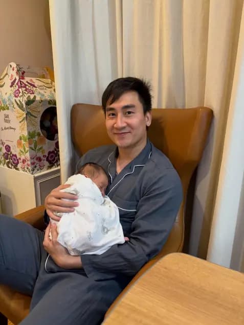 小Phiran吃饱后露出甜美笑容的可爱模样