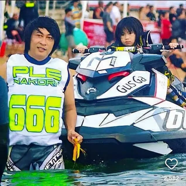 Ple Nakorn夫妇与孩子们在户外游玩的欢乐场景